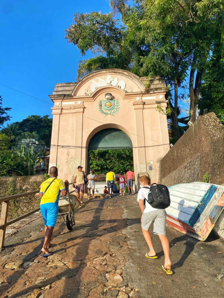 Chegada em Morro de São Paulo, na conhecida "subida"bem íngreme e carregadores de malas